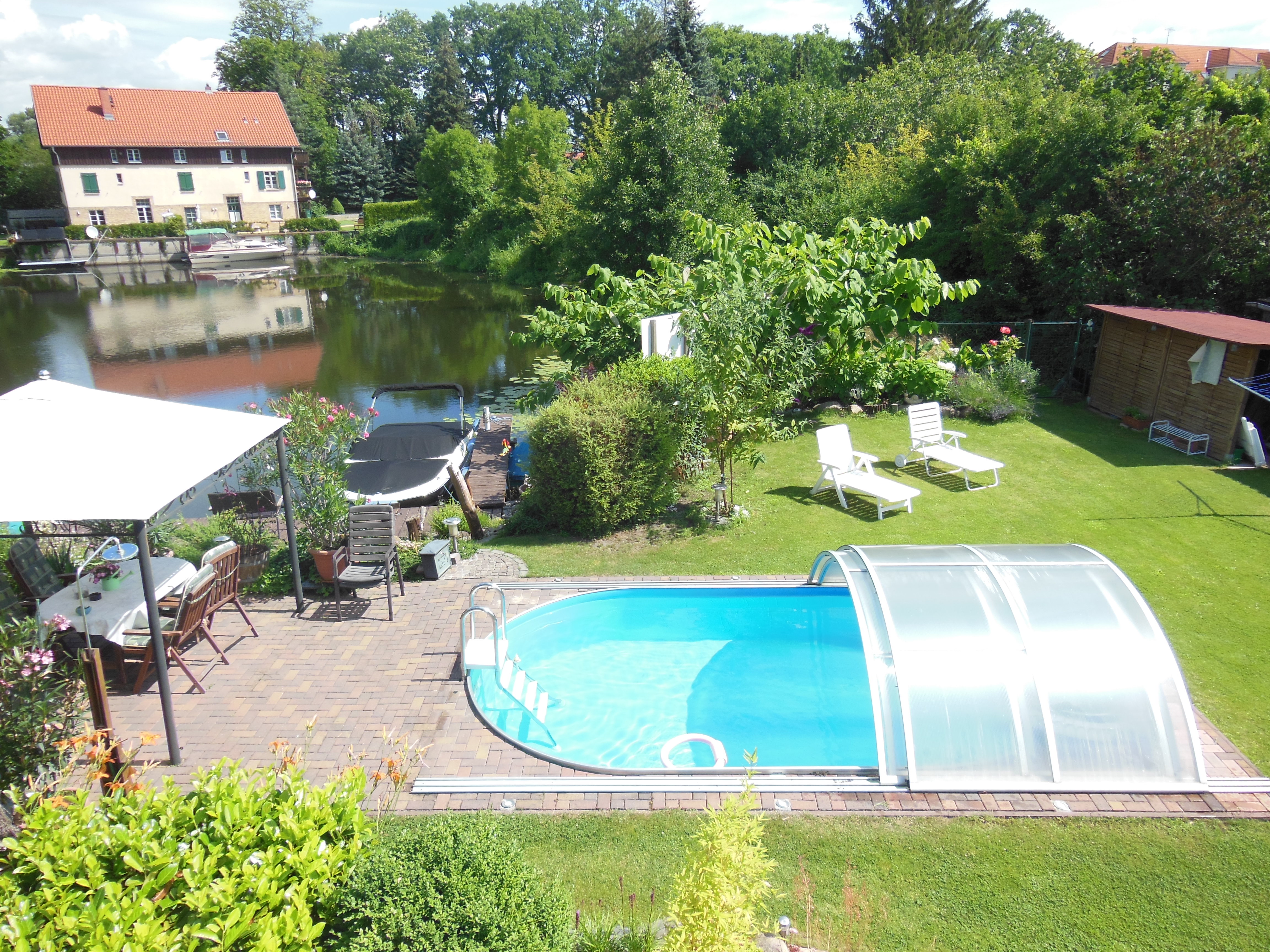 Blick Terrasse auf Pool